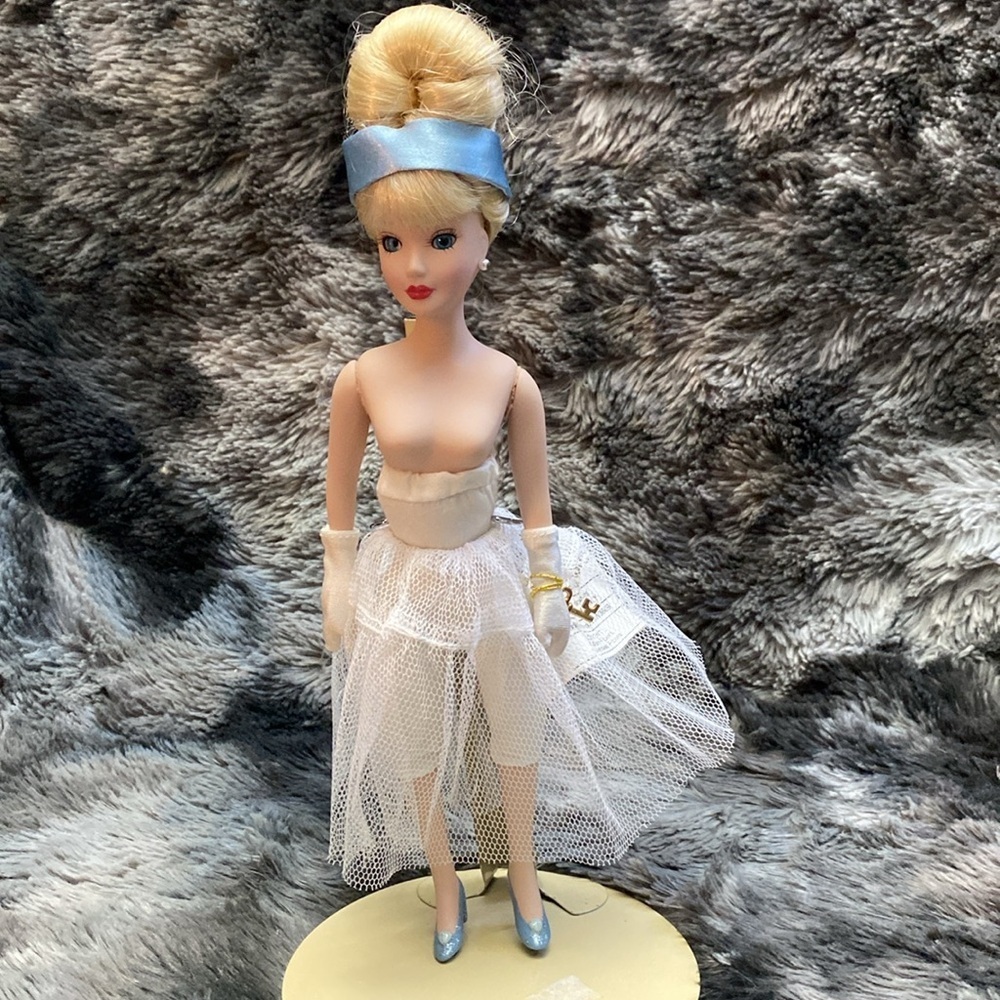 Porcelain Princess Cinderella - Picture 2 of 16